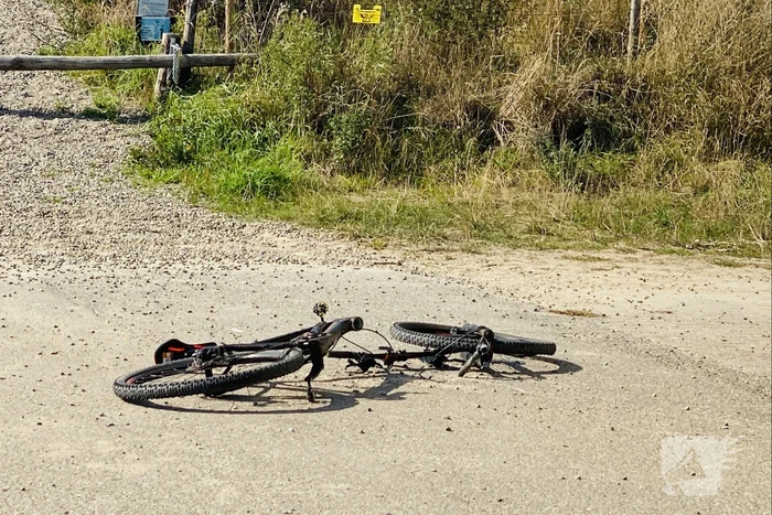 Mountainbiker zwaargewond na botsing tegen slagboom