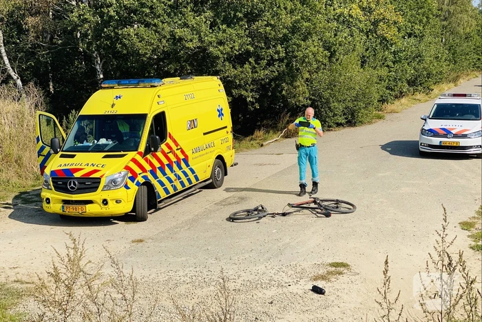 Mountainbiker zwaargewond na botsing tegen slagboom