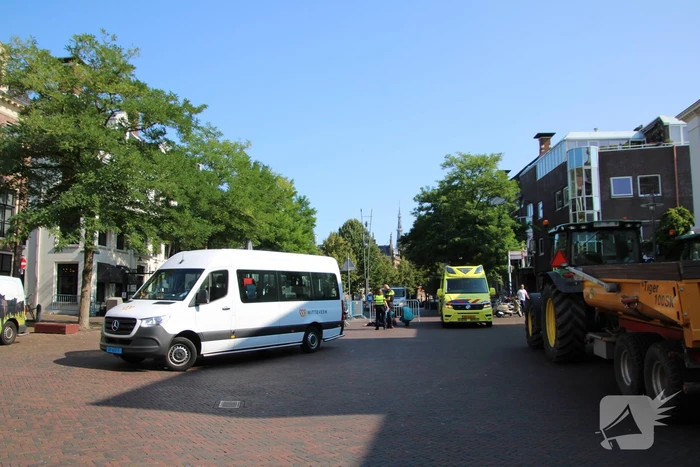 Vrouw op fiets aangereden door taxibus