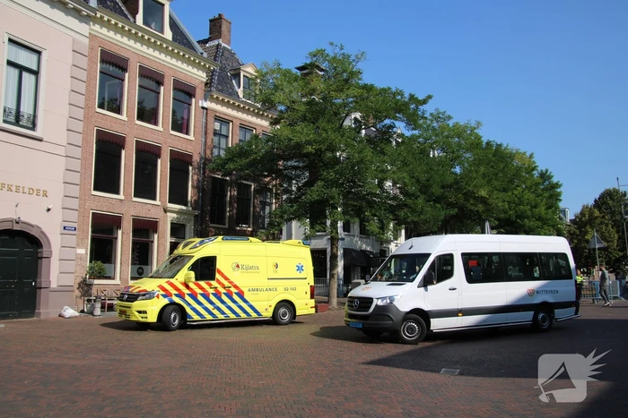 Vrouw op fiets aangereden door taxibus