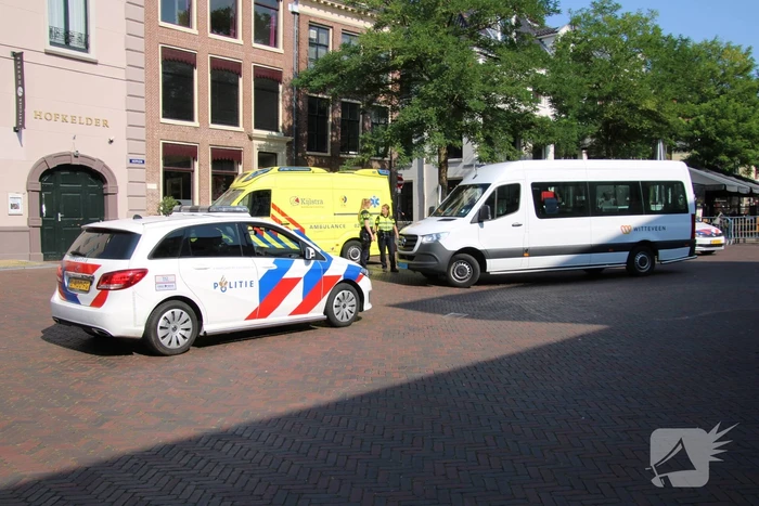 Vrouw op fiets aangereden door taxibus