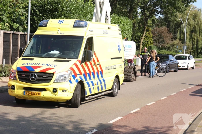 Fietser botst op geparkeerde hoogwerker