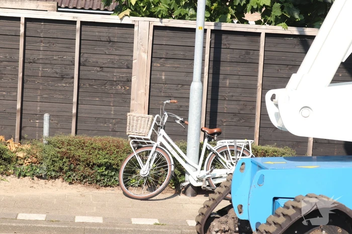 Fietser botst op geparkeerde hoogwerker