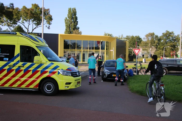 Overstekende fietser botst op auto