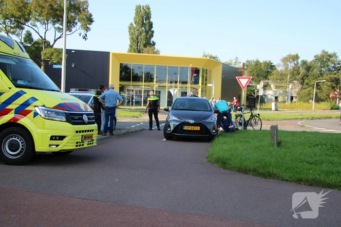 Overstekende fietser botst op auto