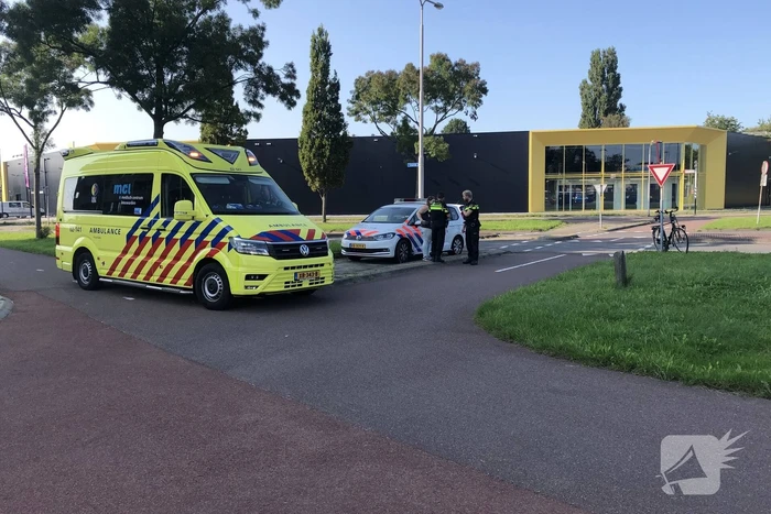 Overstekende fietser botst op auto