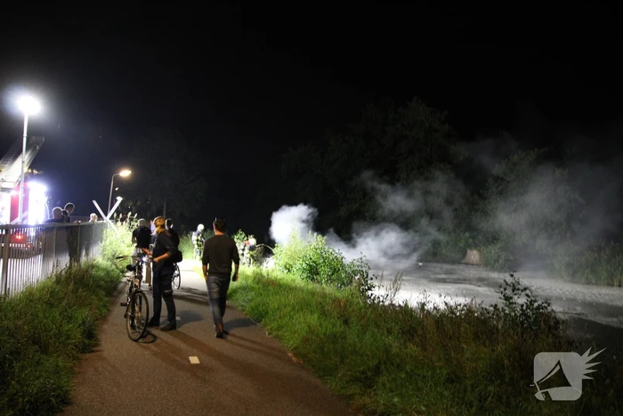 Zeilboot gaat in vlammen op