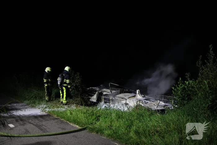 Zeilboot gaat in vlammen op