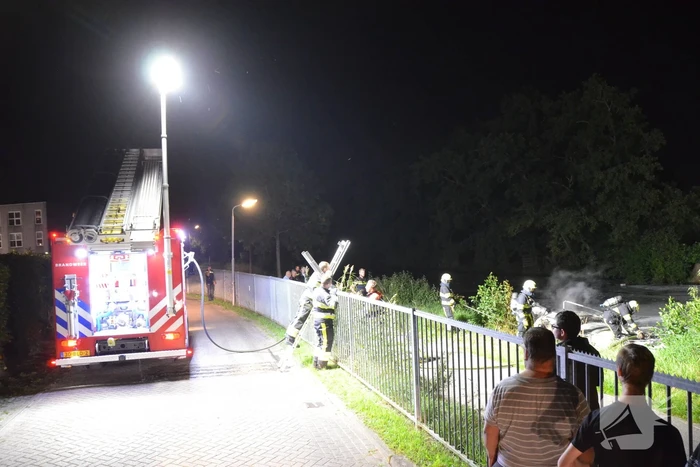 Zeilboot gaat in vlammen op
