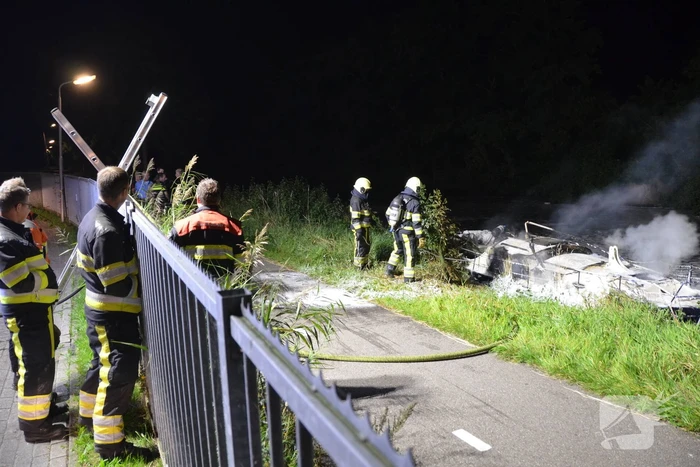 Zeilboot gaat in vlammen op