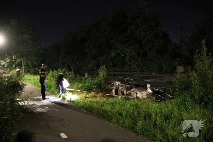 Zeilboot gaat in vlammen op