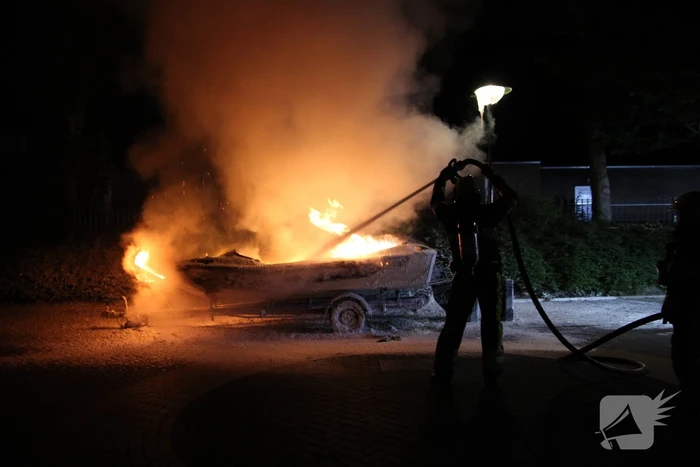 Boot op trailer uitgebrand