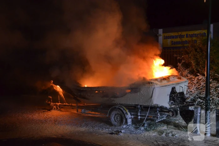 Boot op trailer uitgebrand