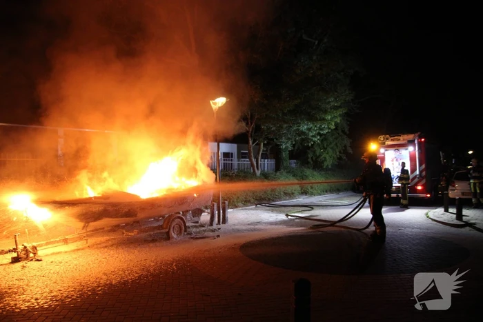 Boot op trailer uitgebrand