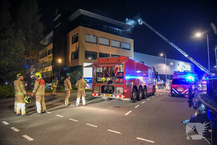 Grote brand op dak van Olympic Fruit Handelscentrum