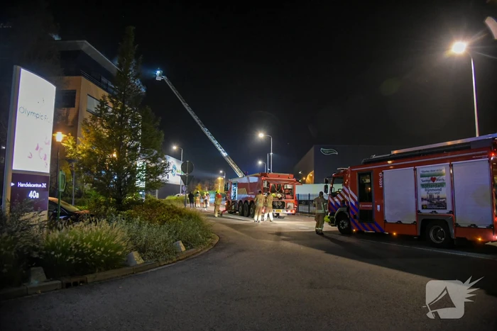 Grote brand op dak van Olympic Fruit Handelscentrum