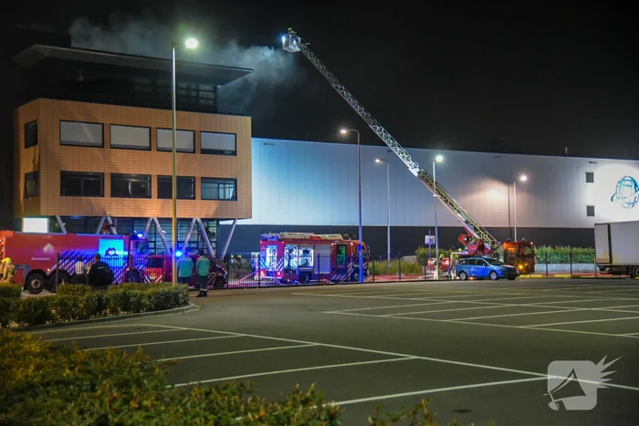 Grote brand op dak van Olympic Fruit Handelscentrum