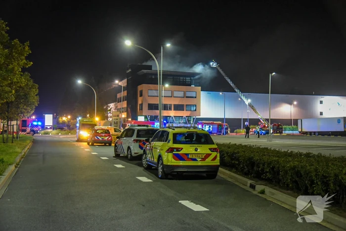 Grote brand op dak van Olympic Fruit Handelscentrum