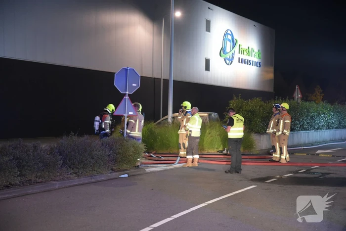 Grote brand op dak van Olympic Fruit Handelscentrum