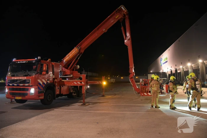 Grote brand op dak van Olympic Fruit Handelscentrum