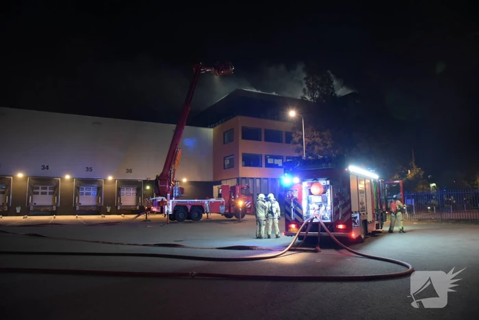 Grote brand op dak van Olympic Fruit Handelscentrum