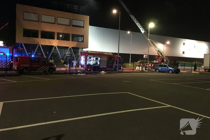 Grote brand op dak van Olympic Fruit Handelscentrum