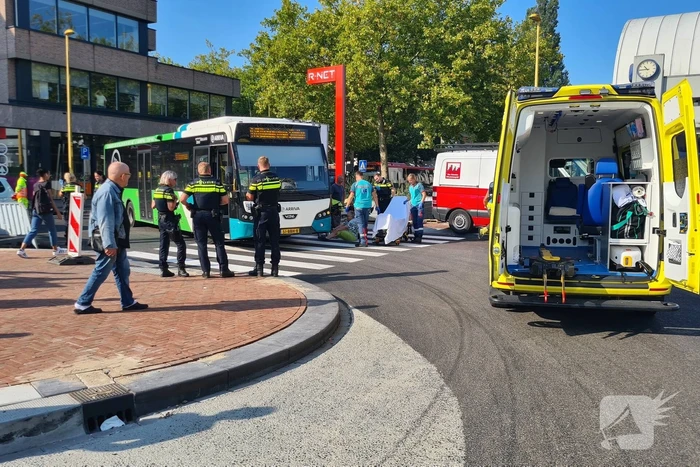 Vrouw op leeftijd aangereden door stadsbus
