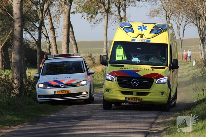 Scootmobielrijder schiet pardoes van de wal in de sloot
