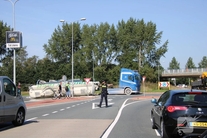 Bulkwagen kantelt op rotonde