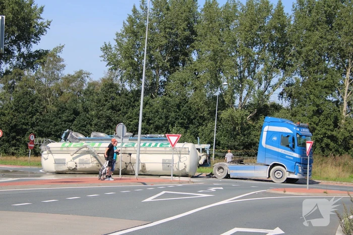 Bulkwagen kantelt op rotonde