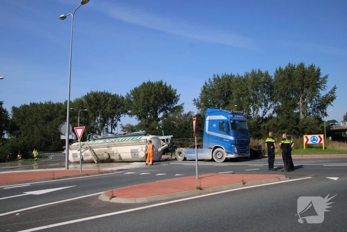 Bulkwagen kantelt op rotonde