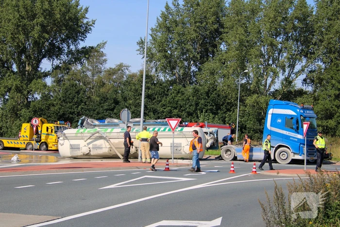 Bulkwagen kantelt op rotonde