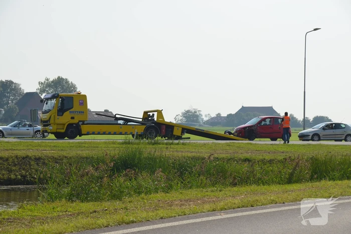 Vrouw raakt gewond na aanrijding met bestelbus