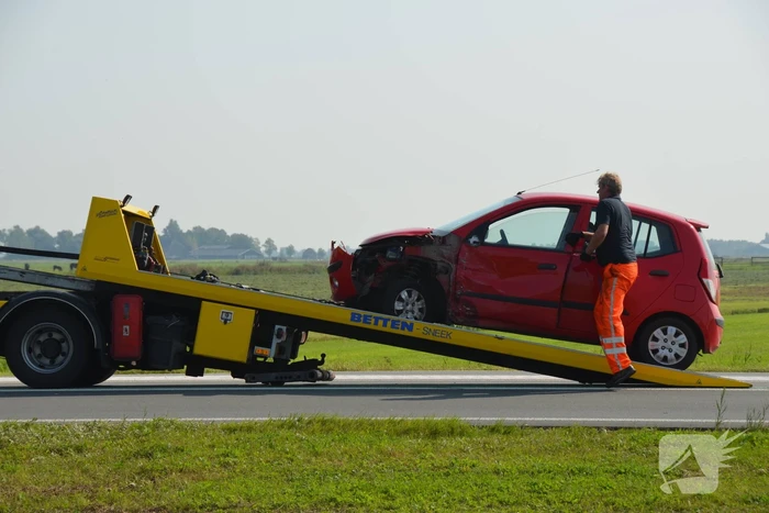 Vrouw raakt gewond na aanrijding met bestelbus
