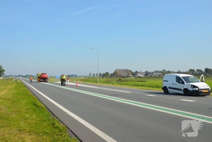 Vrouw raakt gewond na aanrijding met bestelbus
