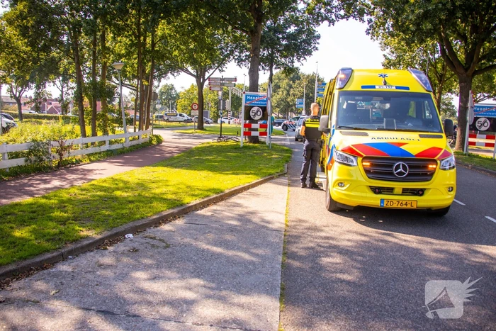 Fietser steekt pardoes over en wordt geraakt door auto