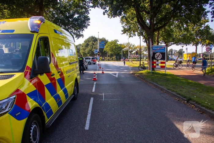 Fietser steekt pardoes over en wordt geraakt door auto