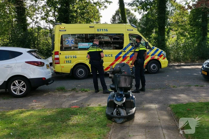 Man valt uit scootmobiel en raakt gewond
