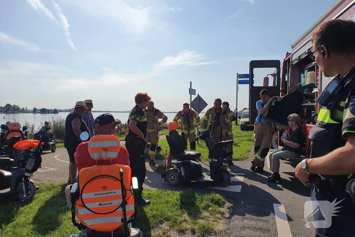 Vrouw rijdt met scootmobiel op verkeerspaal