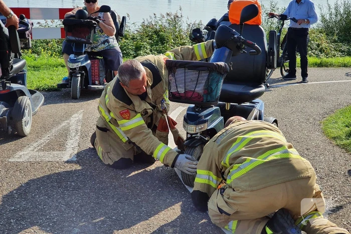Vrouw rijdt met scootmobiel op verkeerspaal