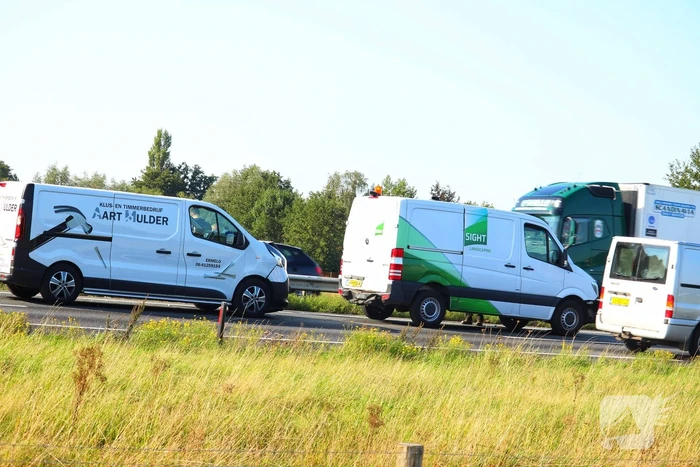 Vier bestelbussen en een auto botsen op snelweg