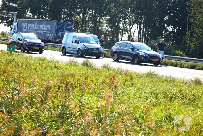 Vier bestelbussen en een auto botsen op snelweg