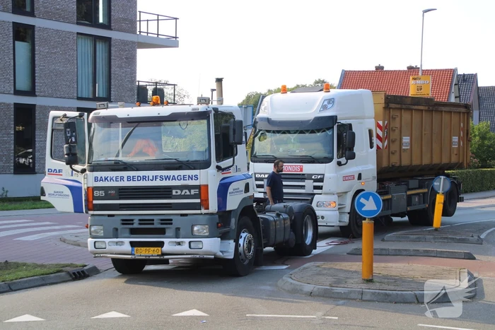Vrachtwagen valt stil en blokkeert rotonde