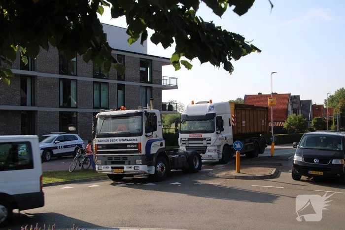 Vrachtwagen valt stil en blokkeert rotonde