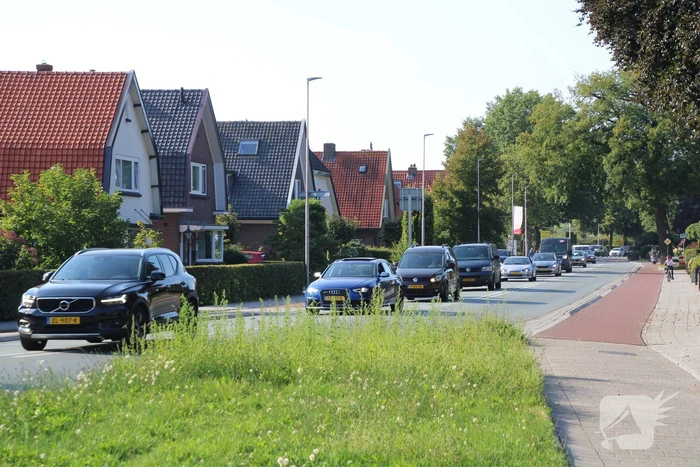 Vrachtwagen valt stil en blokkeert rotonde