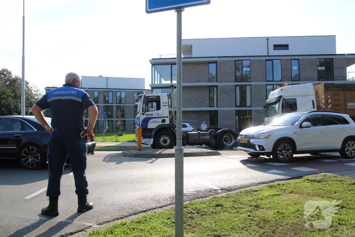 Vrachtwagen valt stil en blokkeert rotonde