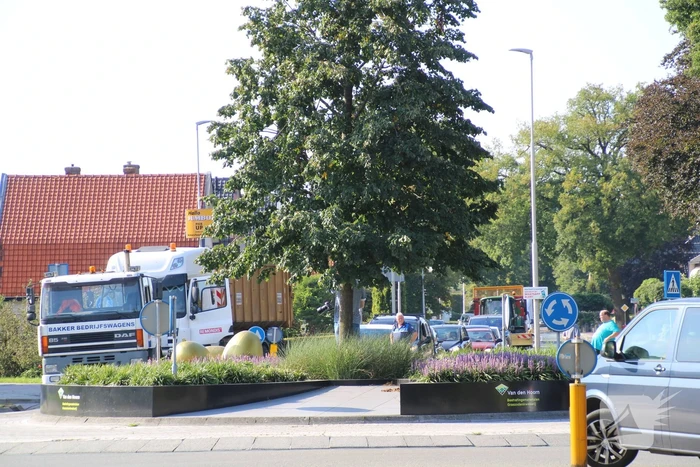 Vrachtwagen valt stil en blokkeert rotonde