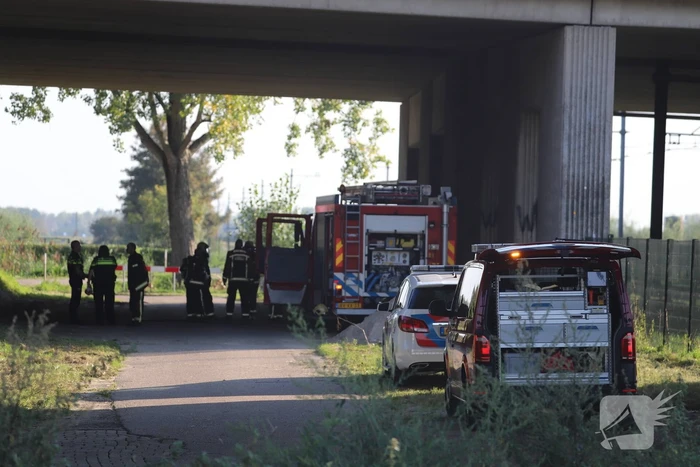 Brandweer doet onderzoek naar bodemverontreiniging onder viaduct