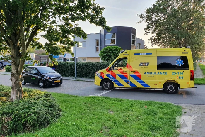 Auto en scooter botsen op elkaar