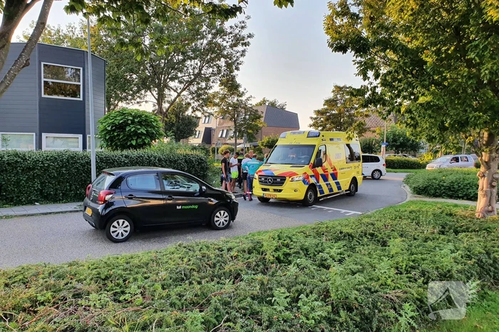 Auto en scooter botsen op elkaar